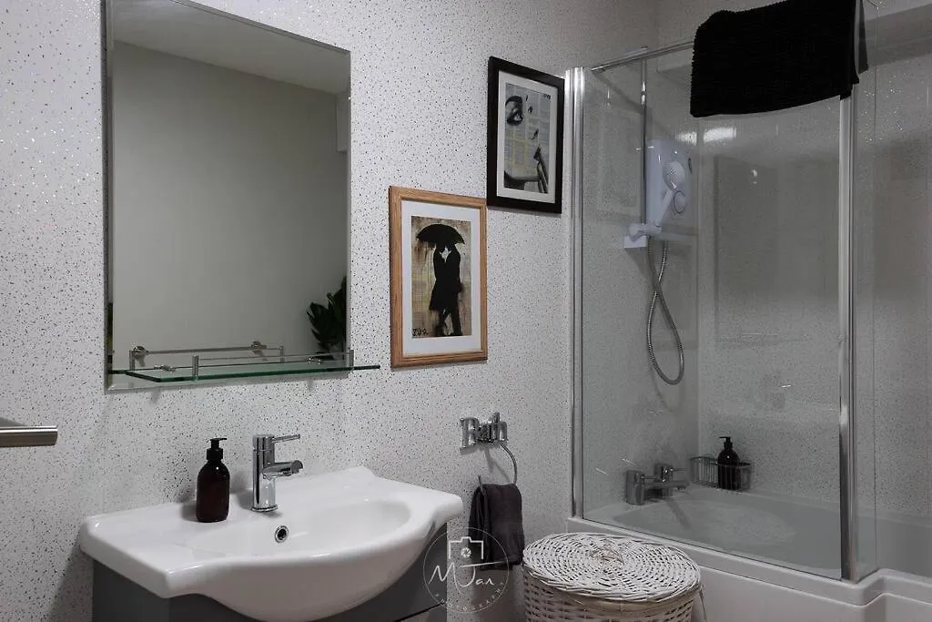 Flamingo - Two-Bed Apartment With Seaview , Great Location Scarborough